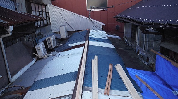 トタン屋根、雨漏り(商業施設アーケード)写真1